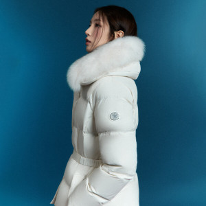 에고이스트 시그니쳐 슬랜더 웨이스트 숏 다운 점퍼 EP4TD001