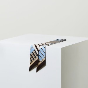 헤지스 SILK100% 블루 스트라이프 실크 스카프 HIMU4F813_이미지