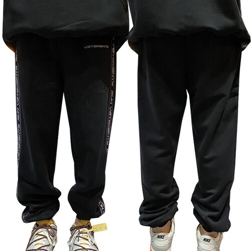 VETEMENTS 명품명품논현 더팩토리 사이드 로고 테이프 스웻 조거 팬츠 블랙 UA52PA300B B 트렌디 감성의 스마트한 쇼핑공간
