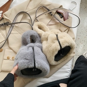 오너클랜 MJ W8A9A4F 여성 겨울패션 인조퍼 부드러운 캐주얼 크로스 토트백 여성도트백 에코백 블랙토트백 크로스에코 복수할인_이미지
