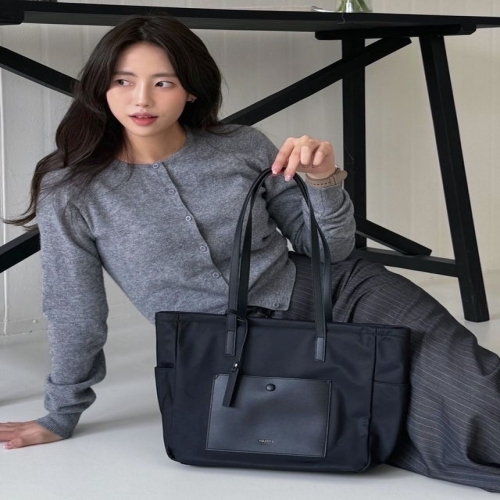 헤지스 ACC 라잇백 블랙 심플 포켓 나일론 탑집 쇼퍼백_HIBA5F952BK_이미지