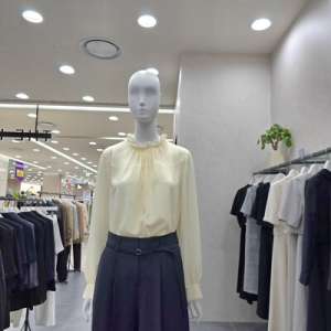 바바패션 더아이잗 하이넥 프릴 블라우스 IR9A0BL081 581221_IR9A0BL081