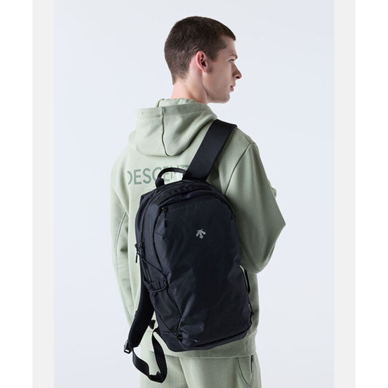 데상트 트래블 하이킹 백팩 18L SR323UBP72