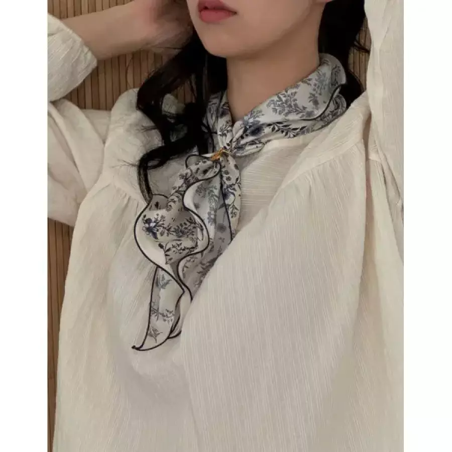 LF 헤지스 ACC Jardin 뜨왈드주이 네이비 플라워 삼각링 러플 실크 스카프 HISC6F395N