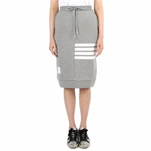 톰브라운 클래식 사선 스커트 FJK008A 00535 055_이미지