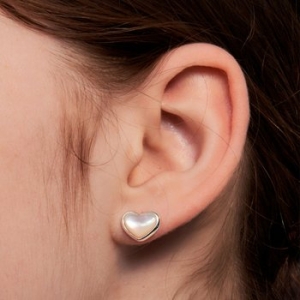 HEI 수지,한소희,에스파 카리나,빌리 츠키 착용 nacre heart earring_이미지