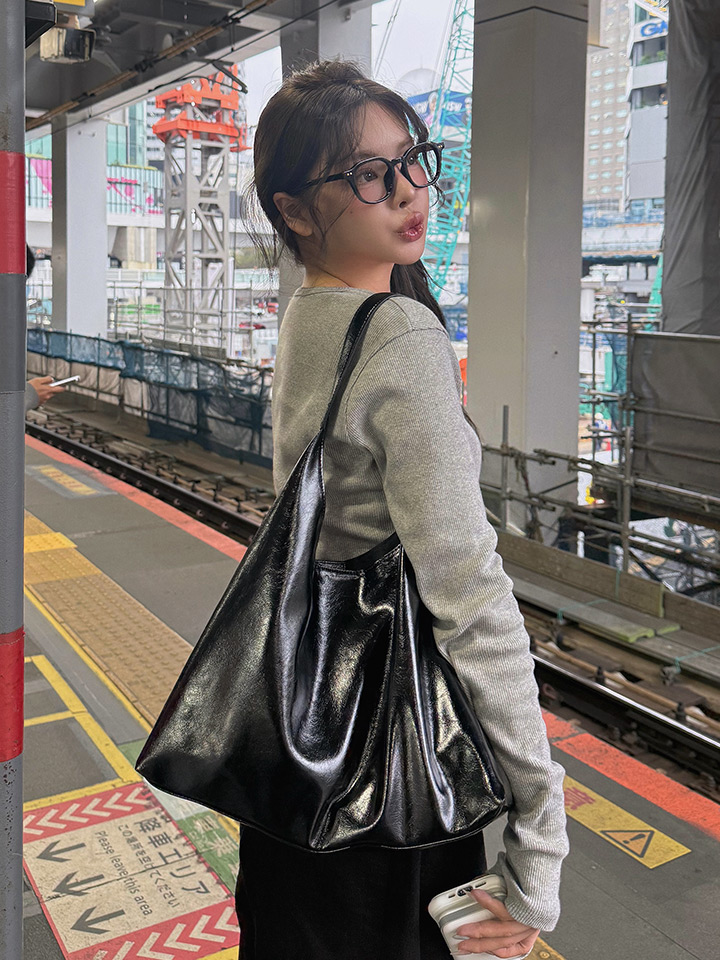 슈펜 미디움 호보 숄더백 HPABGFF802이미지입니다. 누르면 해당 게시물로 새창이동합니다.