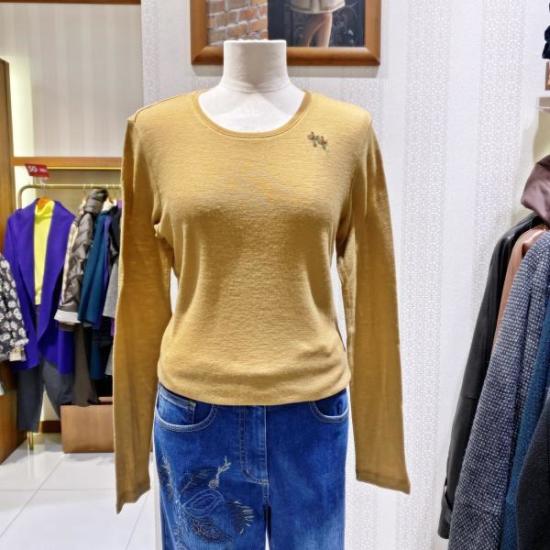 비꼴리끄 자수 라운드 기본 긴팔 티셔츠 B224WT1030이미지입니다. 누르면 해당 게시물로 새창이동합니다.