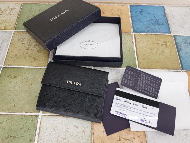 프라다 사피아노 지갑 1MI002 블랙이미지입니다. 누르면 해당 게시물로 새창이동합니다.