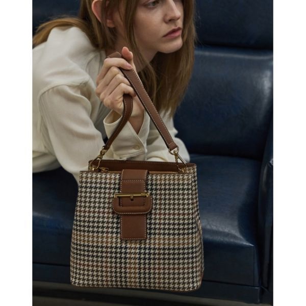 닥스 WOMENS ACCESSORIES 브라운 가죽배색 하운드투스체크 숄더백 M DCBA6E612W2 217172_이미지