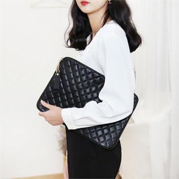 라일리 Rly 페미닌룩 퀄팅 손잡이 스퀘어 여성 데일리 클러치백 S9603487_이미지