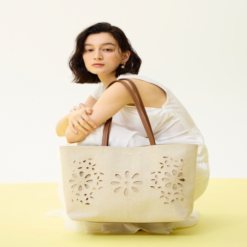 닥스 베이지 플라워 펀칭 린넨 숄더백 L_DCBA5E588I2