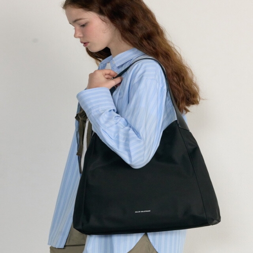 질스튜어트 질 바이 JLBA5F500BK 재입고오브 블랙 슬라우치 호보백_이미지