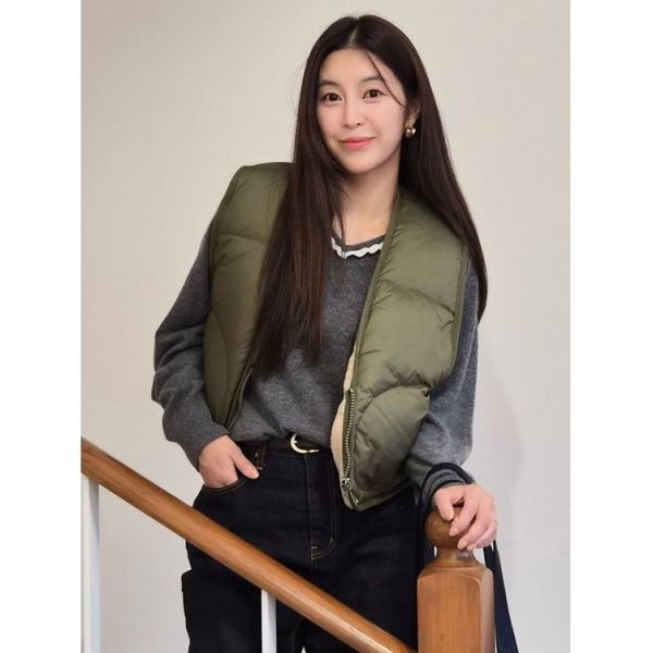 아떼바네사브루노 인플루언서 착용 바네사브루노 카키 소재배색 구스다운 베스트 VLJU3D431K2
