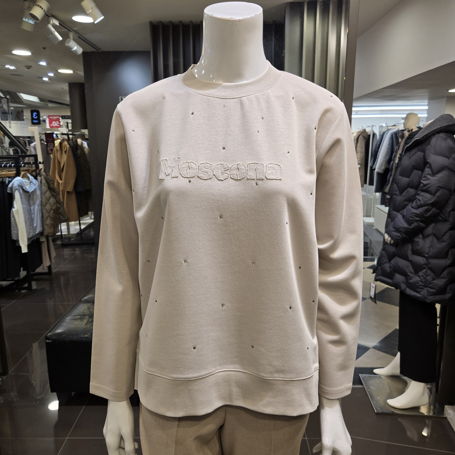 모스코나 몸판핫피스로고패치티블라우스 MOLA25333