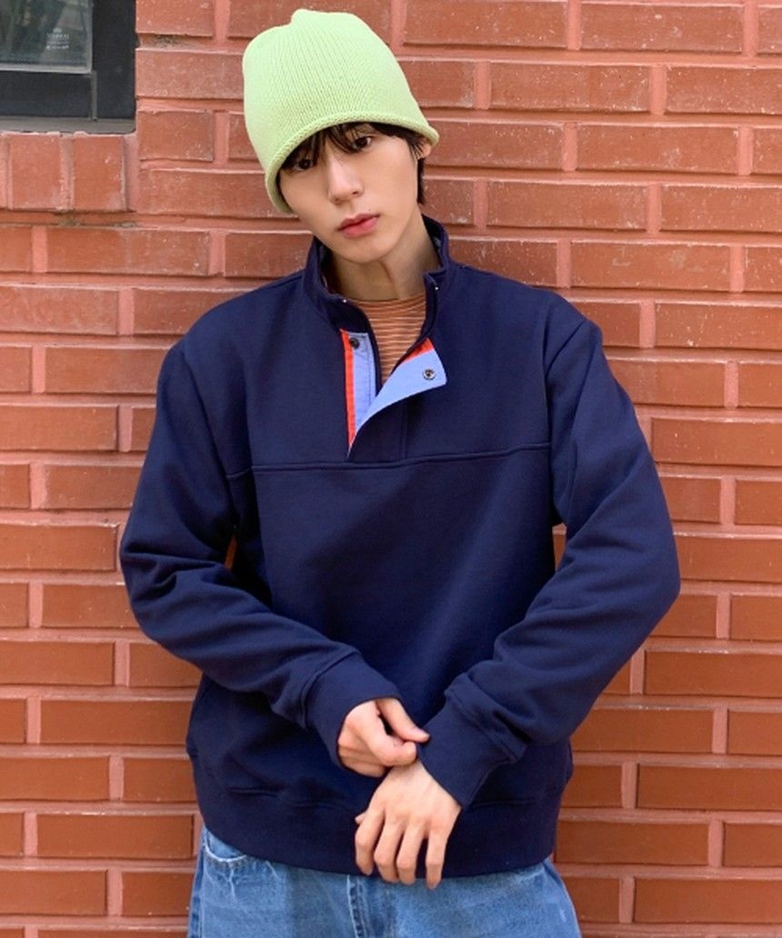 에센셜 르아르 하프 집업 배색 맨투맨 네이비 L26FASW077NA