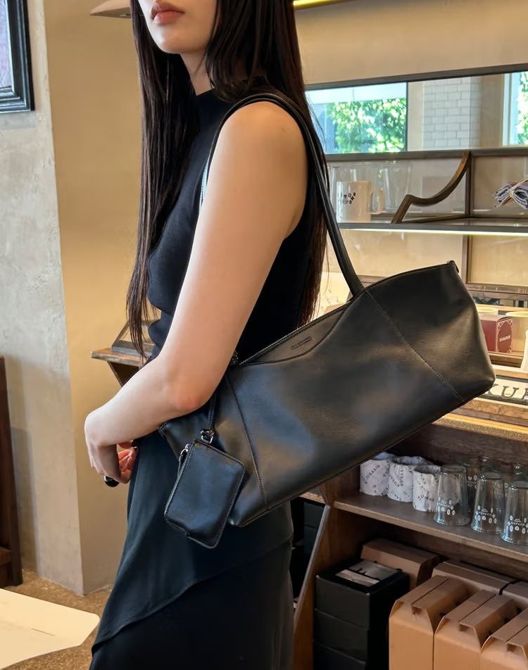 질스튜어트 뉴욕 CHELSEA 첼시 가죽 EW 숄더백 M 블랙 JABA6F902BK F7G2H9J4 R6S9T2V4_이미지
