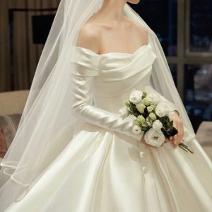 교복몰 화이트 새틴 긴팔 벨라인 드레스 웨딩촬영. WFGQVJ6