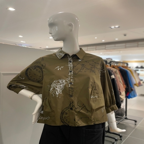 르니앤맥코이 카라넥 레터링 프린트 블라우스 MM10BL401HJ