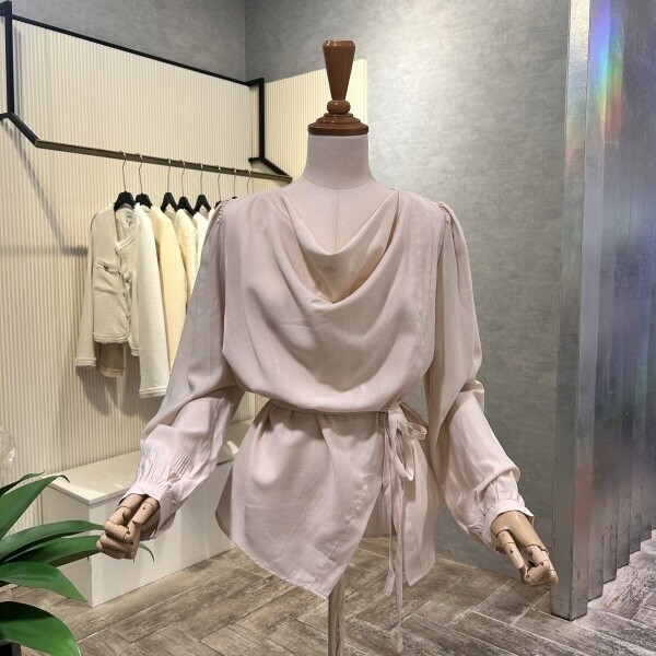 AOA5HB38G_셔링 넥 스트랩 블라우스