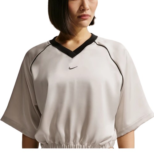 나이키 NSW 우븐 새틴 숏슬리브 IH1331-072이미지입니다. 누르면 해당 게시물로 새창이동합니다.