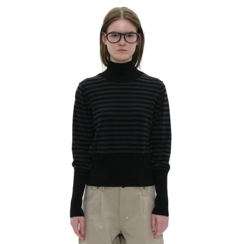 파르티멘토 PARTIMENTO WOMEN PWC 하이넥 백 버튼업 니트 탑_블랙 스트라이프 PWC25AK-01BS 17691_이미지