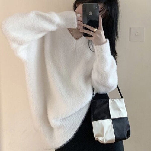 러블리 데일리 루즈핏 브이넥 밍크 퍼 니트 KYR-WB77B2B