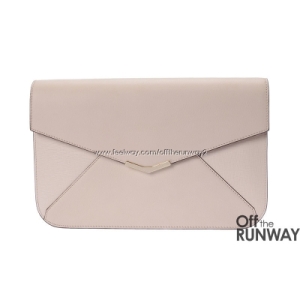 펜디 투쥬르 클러치백이미지입니다. 누르면 해당 게시물로 새창이동합니다.