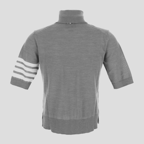 톰브라운 니트 스웨터 FKA434A Y1014 055이미지입니다. 누르면 해당 게시물로 새창이동합니다.