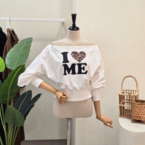 FS6B9TS5304_레오파드 레터링 오프숄더 티셔츠