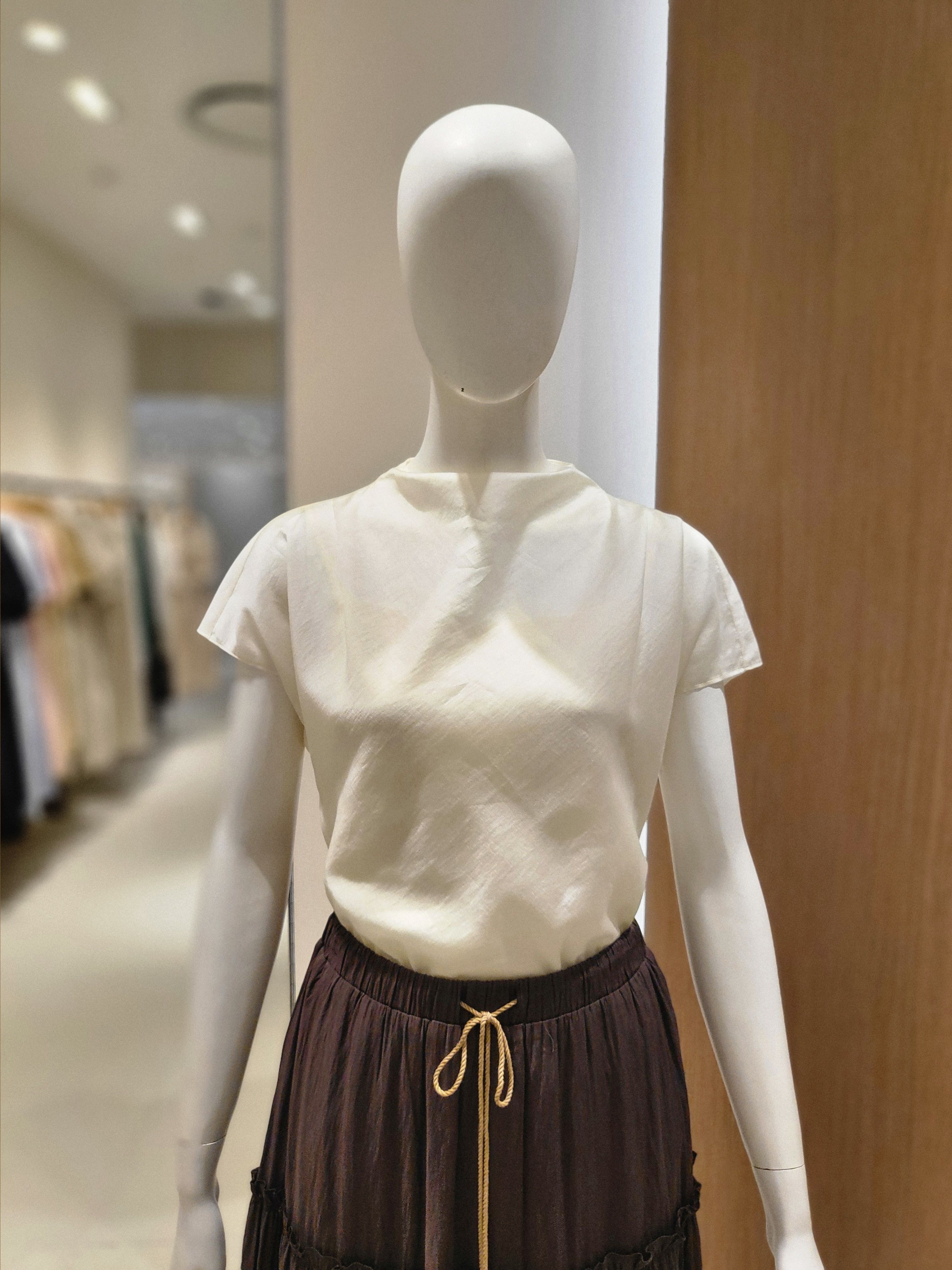 온앤온 모크넥 캡소매 쉬폰 블라우스 NJW5MB511