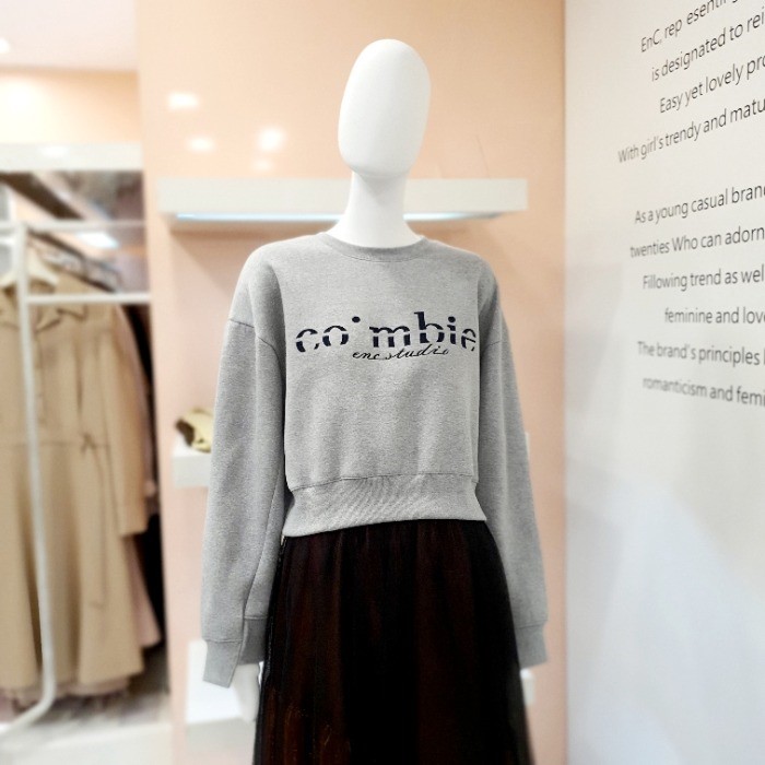 이앤씨(EnC) 레터링 언발 크롭 맨투맨 ENLW31201V